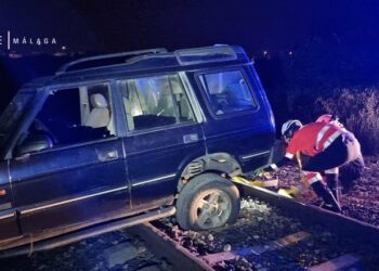 Un vehículo queda atrapado en las vías del tren