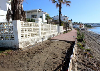 El Ayuntamiento repara los daños causados por el temporal en el tramo de paseo marítimo de Arena Beach