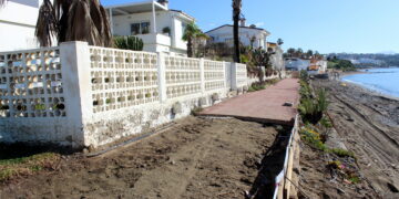 El Ayuntamiento repara los daños causados por el temporal en el tramo de paseo marítimo de Arena Beach