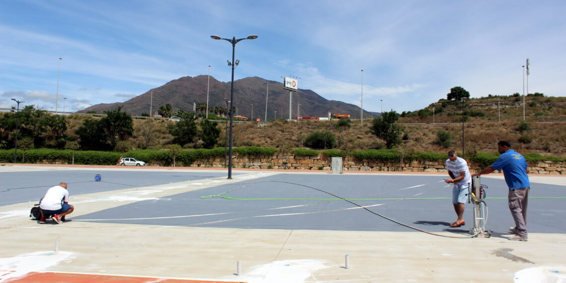 Trabajos de reforma en una decena de pistas deportivas del Parque Ferial de Estepona