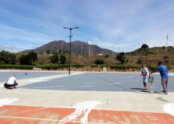 Trabajos de reforma en una decena de pistas deportivas del Parque Ferial de Estepona