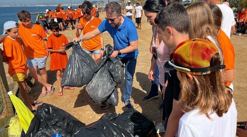Una iniciativa de FYM-HeidelbergCement Group logra recoger 500 kilos de residuos de las playas
