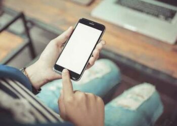 Casares lanza ‘Re-conectados’, el nuevo taller dirigido a mayores de 55 sobre el uso del móvil