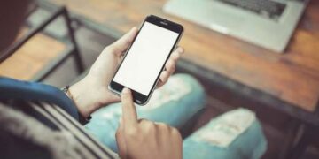 Casares lanza ‘Re-conectados’, el nuevo taller dirigido a mayores de 55 sobre el uso del móvil