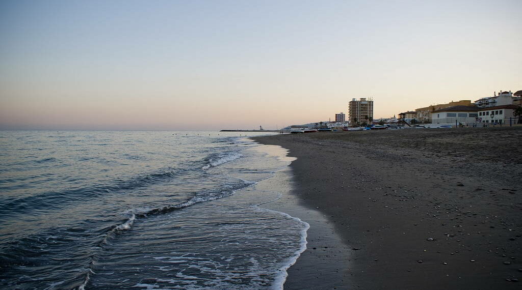 Bandera azul para la playa de Sabinillas y el Puerto de la Duquesa