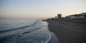 Bandera azul para la playa de Sabinillas y el Puerto de la Duquesa