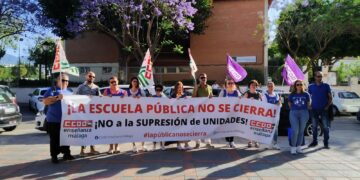 CCOO se concentra contra la supresión de una unidad escolar en un colegio de Fuengirola