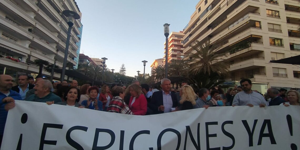 Unas 400 personas se manifiestan para exigir la vuelta de los espigones a Marbella