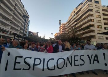 Unas 400 personas se manifiestan para exigir la vuelta de los espigones a Marbella