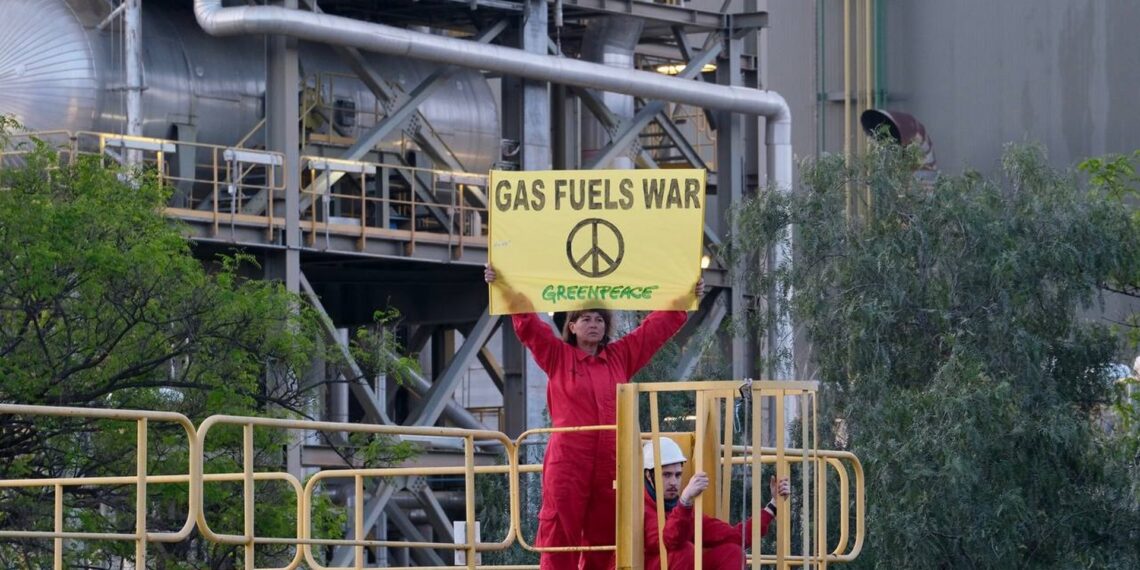 Greenpeace escala una central térmica en Málaga para denunciar que quema gas ruso «que financia la guerra»