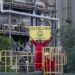 Greenpeace escala una central térmica en Málaga para denunciar que quema gas ruso «que financia la guerra»