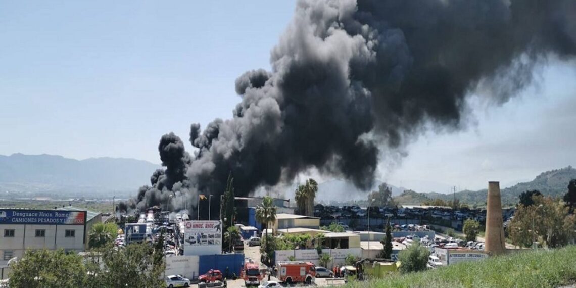 Extinguido el incendio en el desguace de Málaga capital