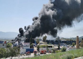 Extinguido el incendio en el desguace de Málaga capital
