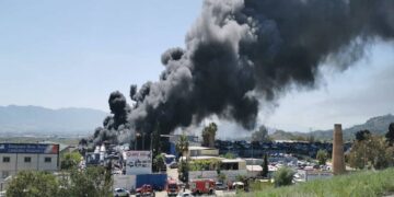 Extinguido el incendio en el desguace de Málaga capital