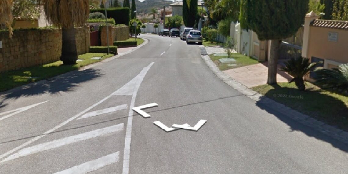 Cinco heridos por un choque frontal entre dos coches en la Urbanización Mijas Golf