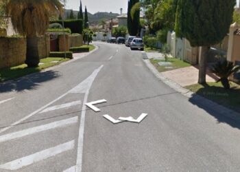 Cinco heridos por un choque frontal entre dos coches en la Urbanización Mijas Golf