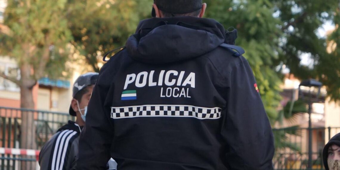 La Policía Local auxilia a una menor de tres años que sufría convulsiones en la vía pública de Mijas