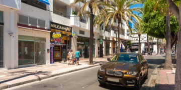 Detenidos por dar una paliza a una mujer en Puerto Banús a la que acusaban de haberles robado un reloj