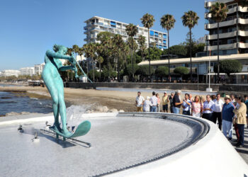 La estatua de La Venus regresa a su entorno natural cerca del mar, en la playa de El Faro