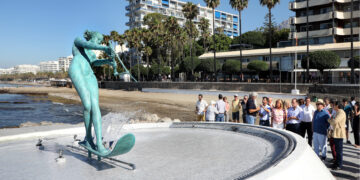 La estatua de La Venus regresa a su entorno natural cerca del mar, en la playa de El Faro