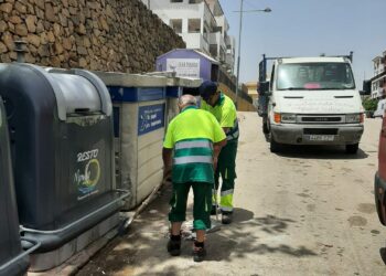 Manilva refuerza el servicio de limpieza de cara a la época estival