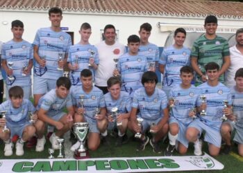 La Unión Manilva cadete recibe la Copa de Campeones