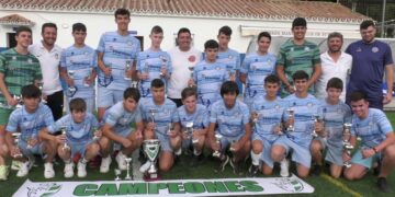 La Unión Manilva cadete recibe la Copa de Campeones