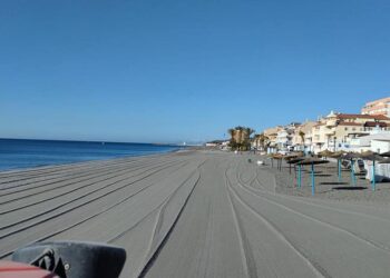 Las playas de Manilva quedan así de relucientes tras la noche de San Juan