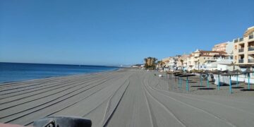 Las playas de Manilva quedan así de relucientes tras la noche de San Juan