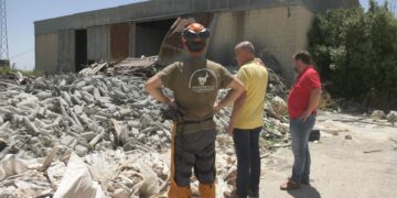 El Ayuntamiento de Manilva sanea la parcela de la Cooperativa