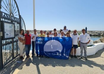 Izada la Bandera Azul en el Puerto de la Duquesa