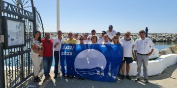 Izada la Bandera Azul en el Puerto de la Duquesa