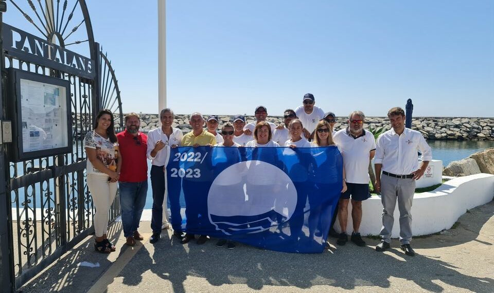 Izada la Bandera Azul en el Puerto de la Duquesa
