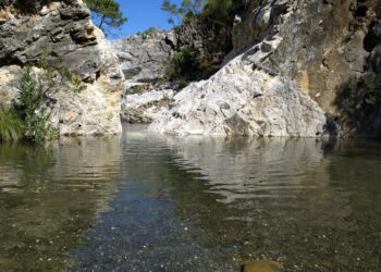 Un recorrido por las charcas naturales más espectaculares en el interior de la Costa del Sol