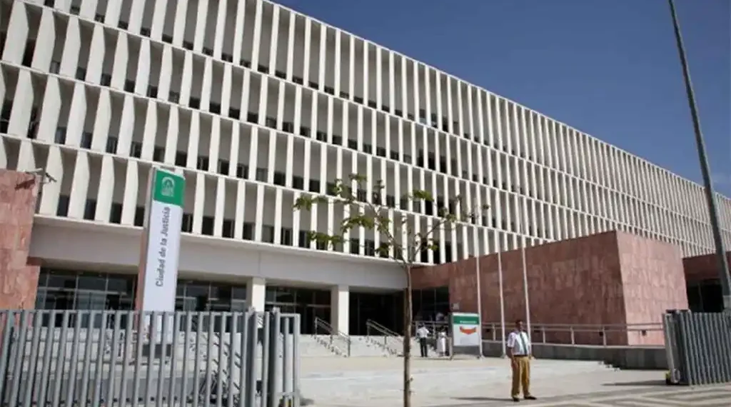 Juzgan al acusado de dar 64 puñaladas a su exmujer e intentar matar a su hijo en Fuengirola