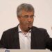 García Urbano dice entre risas que su vendaje en la mano no “tiene que ver con la violencia de género”
