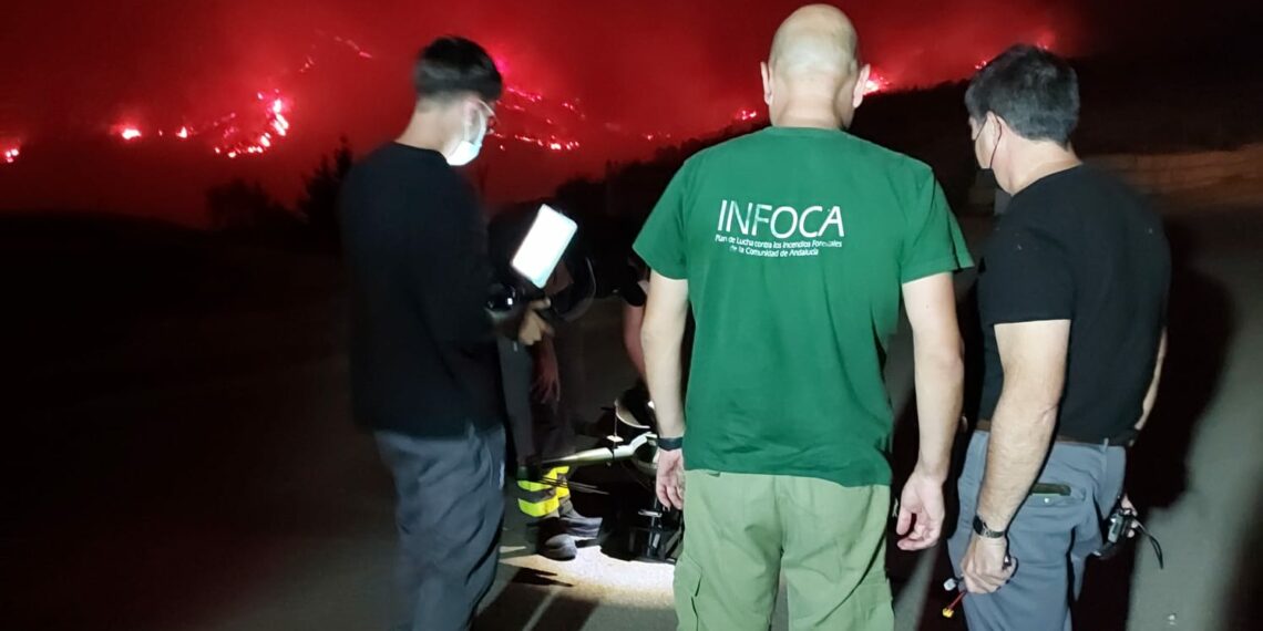 Los efectivos continúan de madrugada la lucha contra el incendio forestal declarado en Pujerra