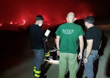 Los efectivos continúan de madrugada la lucha contra el incendio forestal declarado en Pujerra
