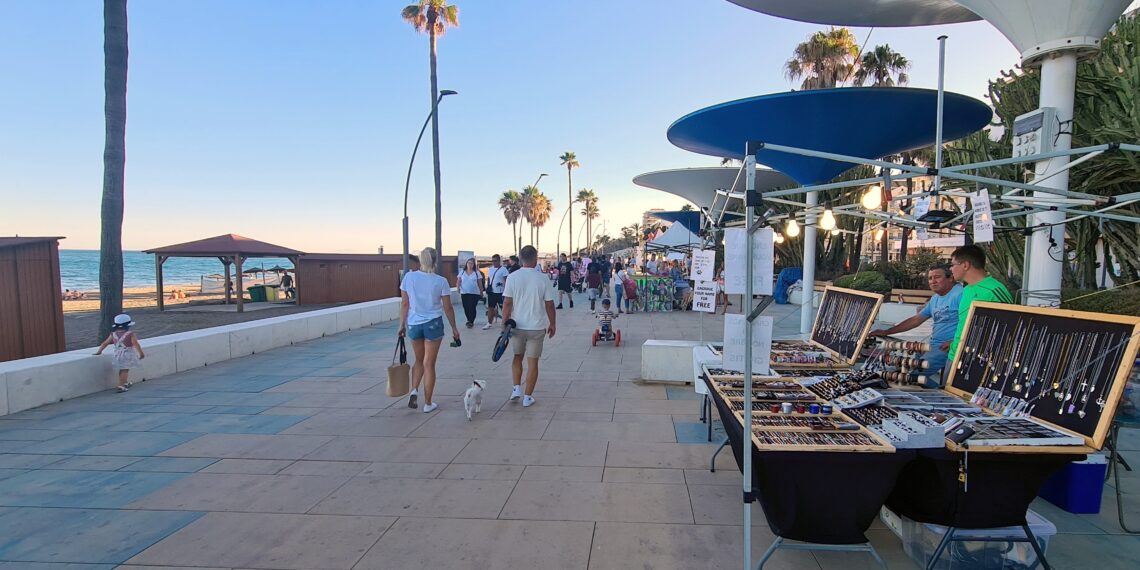 Vuelve el tradicional mercadillo de verano de artesanía en el Paseo Marítimo de Estepona