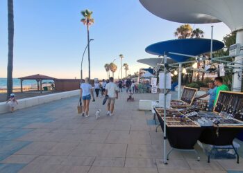 Vuelve el tradicional mercadillo de verano de artesanía en el Paseo Marítimo de Estepona