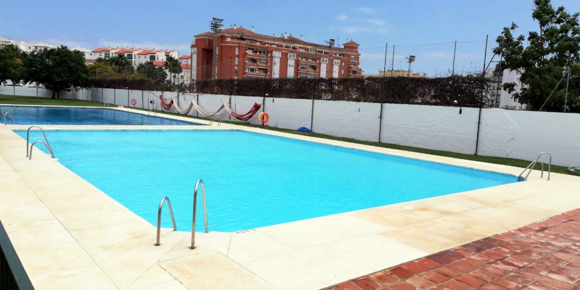 Abre al público la piscina municipal del polideportivo Santo Tomás de Aquino en Estepona