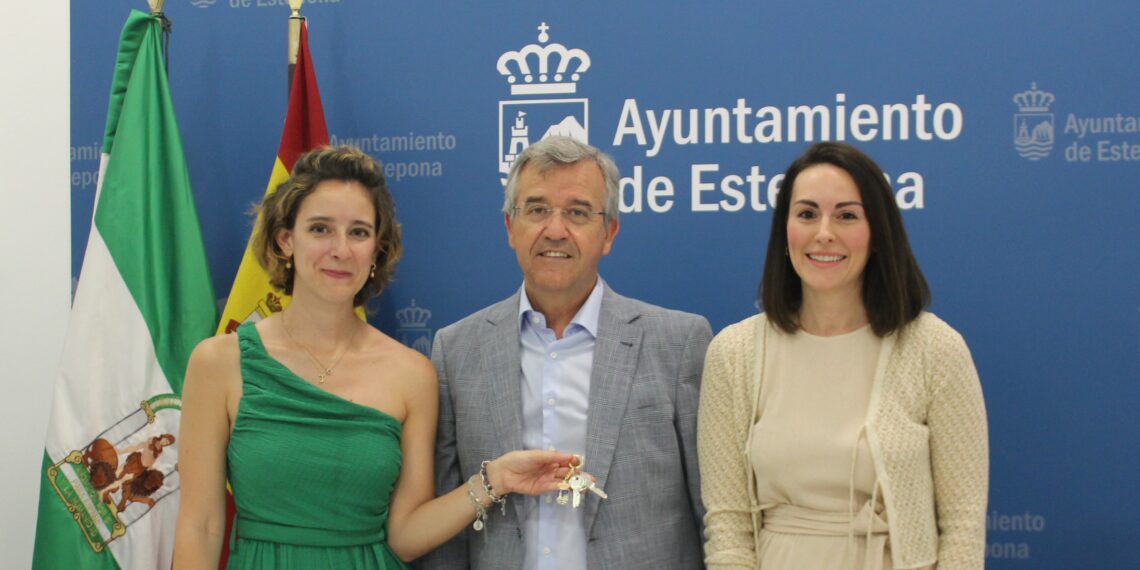 El Ayuntamiento cede un espacio para una sede de la Asociación Española Contra el Cáncer en Estepona