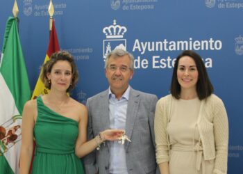 El Ayuntamiento cede un espacio para una sede de la Asociación Española Contra el Cáncer en Estepona