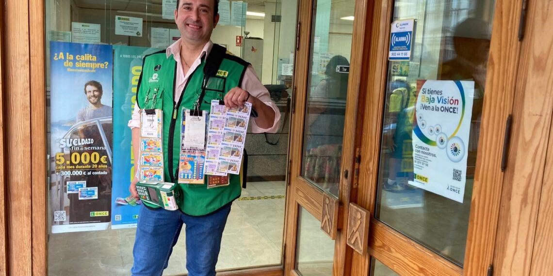 Un vendedor de la ONCE reparte 745.000 euros en Antequera el día de su cumpleaños