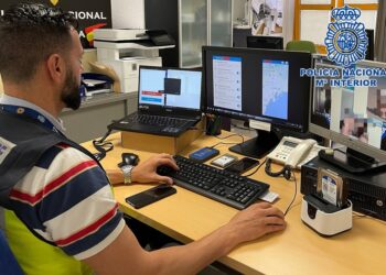Detenido por espiar a una compañera de trabajo al instalar un software de control remoto en el móvil