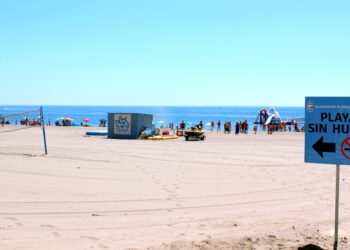 Estepona cuenta con una ‘Playa sin Humo’ para promover hábitos de vida saludables