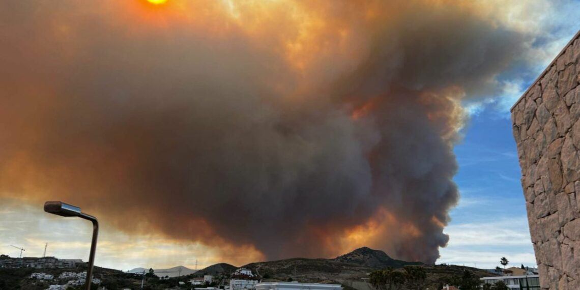 URGENTE: Desalojada la urbanización Montemayor de Benahavís por el incendio forestal