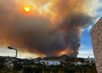 URGENTE: Desalojada la urbanización Montemayor de Benahavís por el incendio forestal