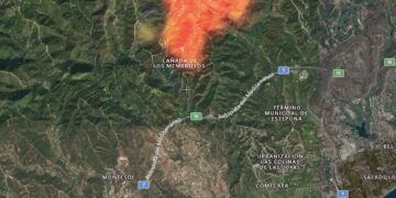 Comienzan los desalojos por la proximidad del fuego en zonas de Estepona