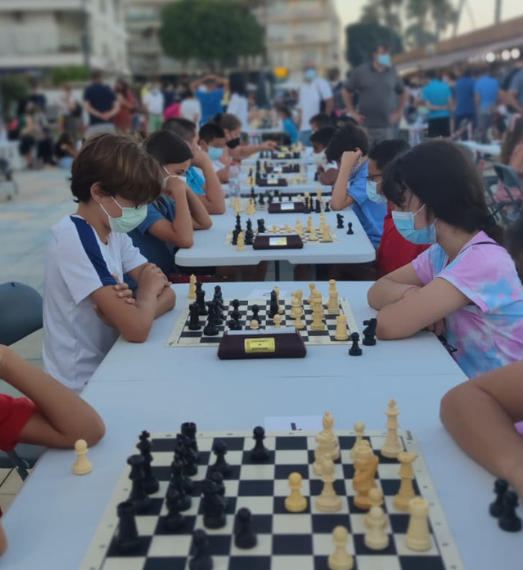 El plan del Ayuntamiento de Estepona con el ajedrez en los colegios llega a un millar de alumnos cada año